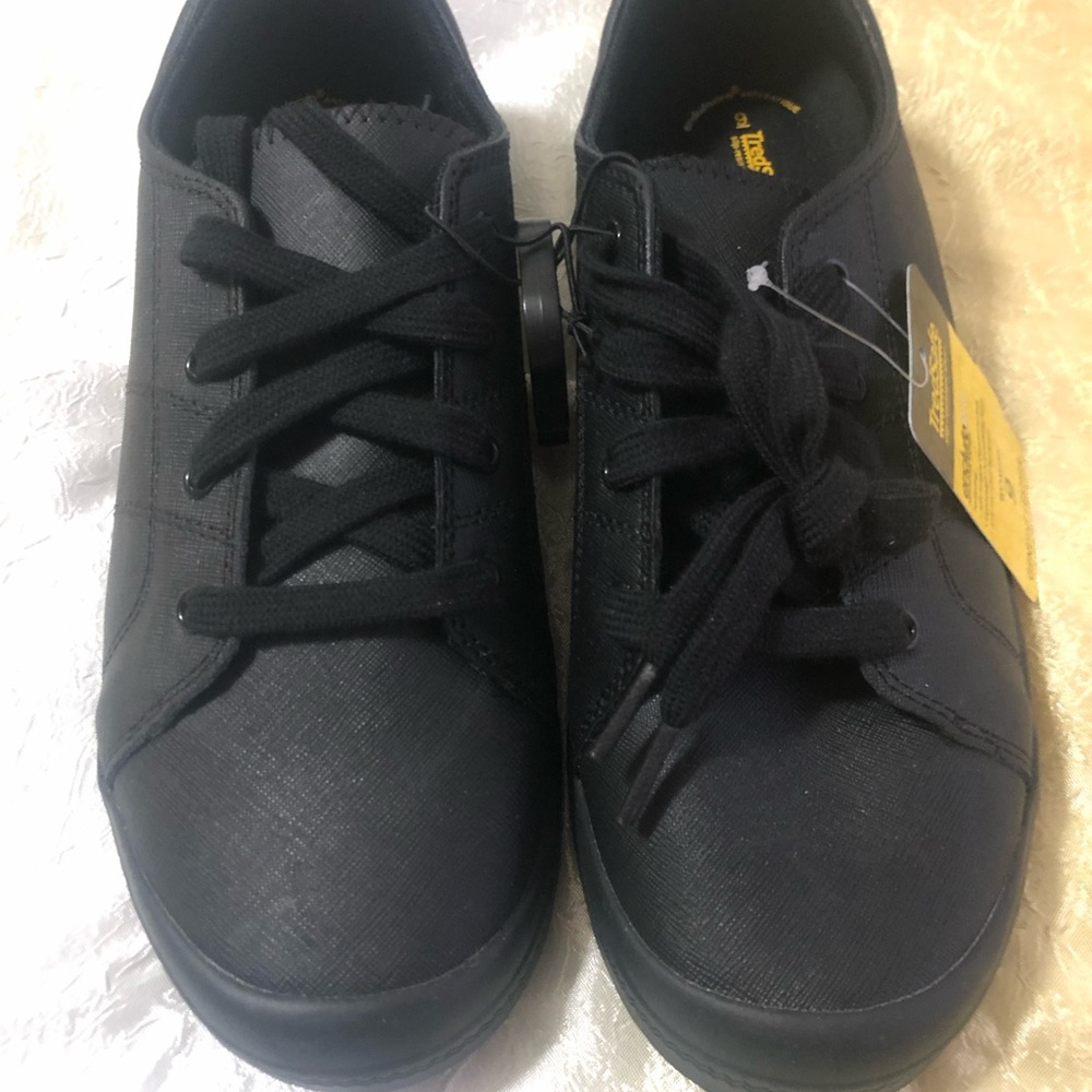 Tredsafe slip resistant shoes size 9 new with tag